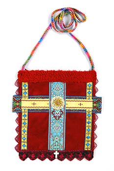 Alcantara stof bewerkt met band in de vorm van een kruis met ornament in het midden. Op de achterkant een bloem geschilderd. Ritssluiting en koord als schouderband. Een tas om een psalmenboekje in te bewaren.