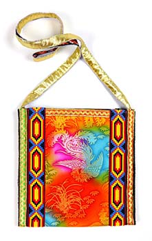 Stof met prachtige paradijsvogel als print. Bewerkt met goudkleurig en kleurrijk band. Ritssluiting en stoffen schouderband.
