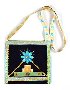 Alcantara stof met daarop het symbool van een Egyptische mastaba met daarboven een applicatie als Siriusster. Goudkleurig band eromheen. Ritssluiting en stoffen schouderband.