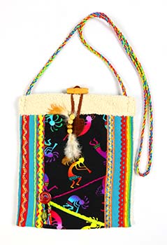 Alcantarastof bewerkt met katoenstoffenstrook-kokopelliprint, indiaans motief. Knoop, kralen en veer. Houtje-touwtje sluiting. Gevlochten schouderband.