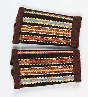 Alcantara stof bewerkt met verschillende soorten band. Ritssluiting.